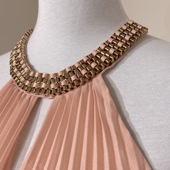 bebe Louisa Necklace Detail Pleated maxi blouson dress in peach chiffon size 6P - Picture 5 of 14